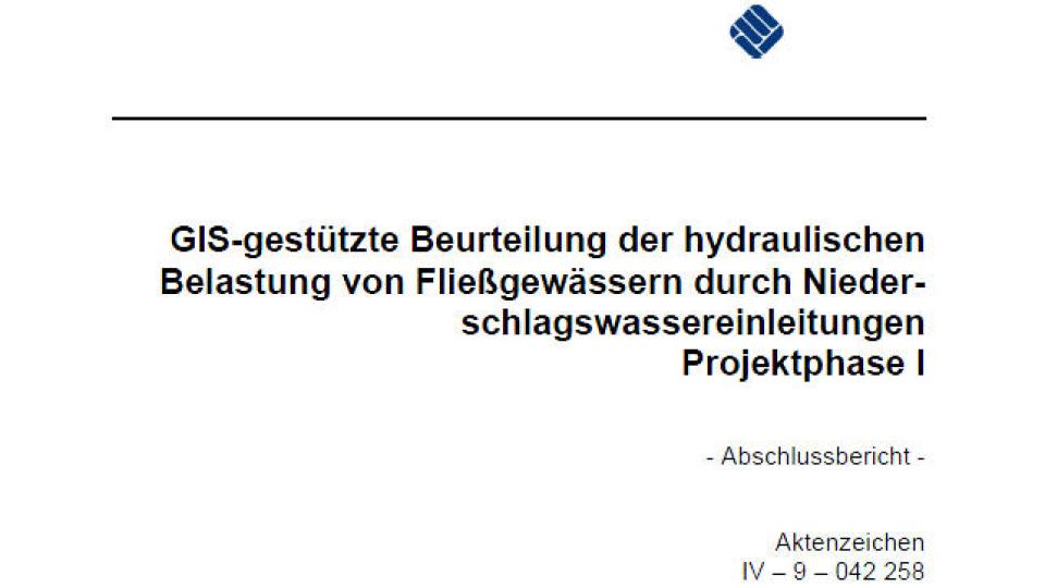 Die Abbildung zeigt das Deckblatt der Studie mit dem Text: GIS-gestützte Beurteilung der hydraulischen Belastung von Fließgewässern durch Nieder- schlagswassereinleitungen Projektphase I - Abschlussbericht - Aktenzeichen IV – 9 – 042 258