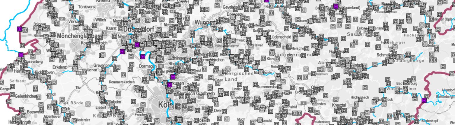 Die Karte zeigt einen Ausschnitt aus NRW, in dem die Messstellen verzeichnet sind. Zu sehen ist, dass entlang der Gewässer unzählige Monitoringmessstellen liegen, Überblicksmessstellen sind hingegen wesentlich weniger, im Kartenausschnitt gibt es 10 davon, an den Landesgrenzen und insbesondere im Bereich des Rheins.