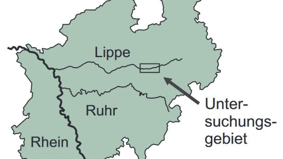 Die Abbildung zeigt eine stark vereinfachte Karte von NRW, die neben dem Umriss von NRW nur den Rhein, die Ruhr und die Lippe zeigt. Die Lage des Untersuchungsgebietes am Oberlauf der Lippe in der östlichen Hälfte von NRW wird durch ein Kästchen mit Pfeil und der Beschriftung: „Untersuchungsgebiet“ gekennzeichnet.
