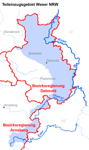 Eine Karte zeigt das Einzugsgebiet der Weser, der Diemel und der Eder im äußersten Osten von NRW an der Grenze zu Niedersachsen und Hessen. Die Städte Bielefeld und Detmold liegen im Einzugsgebiet. Die Zuständigkeit für den Anteil der Eder liegt bei der Bezirksregierung Arnsberg, für die Diemel ebenso, aber auch bei der Bezirksregierung Detmold, Für den Anteil der Weser in NRW ist die Bezirksregierung Detmold zuständig.