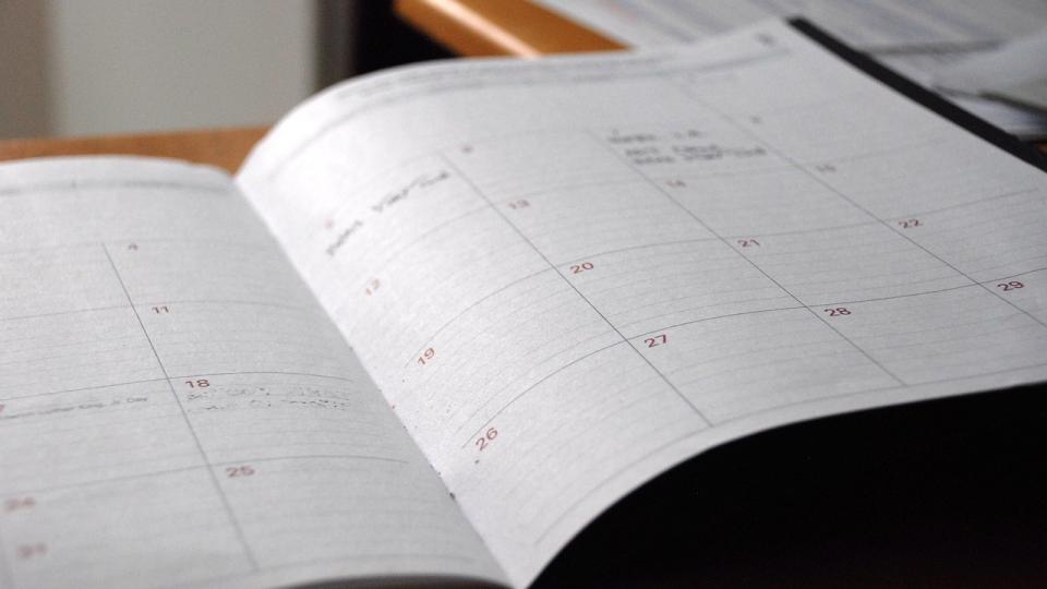 Das Foto zeigt einen aufgeschlagenen Kalender bzw. Tagesplaner.