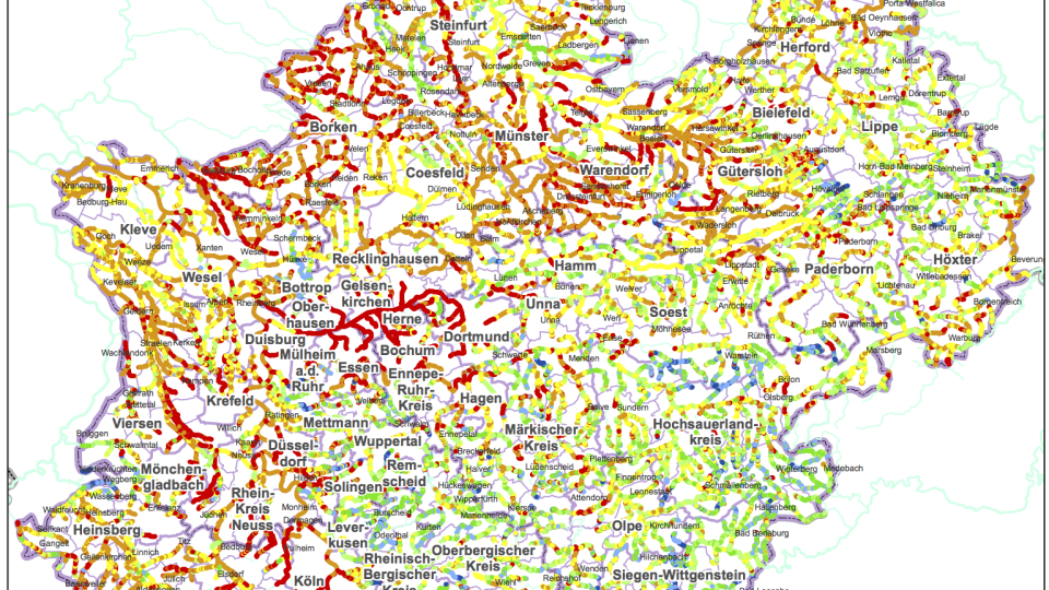 Die NRW-Karte zeigt die Gewässerstruktur durch eine unterschiedliche Einfärbung der Gewässer an. Im nördlichen und westlichen Bereich befinden sich vermehrt vollständig veränderte Gewässer, die in Rot und Orange dargestellt werden, im Süden überwiegen deutlich bessere Einstufungen in Grün und Blau.