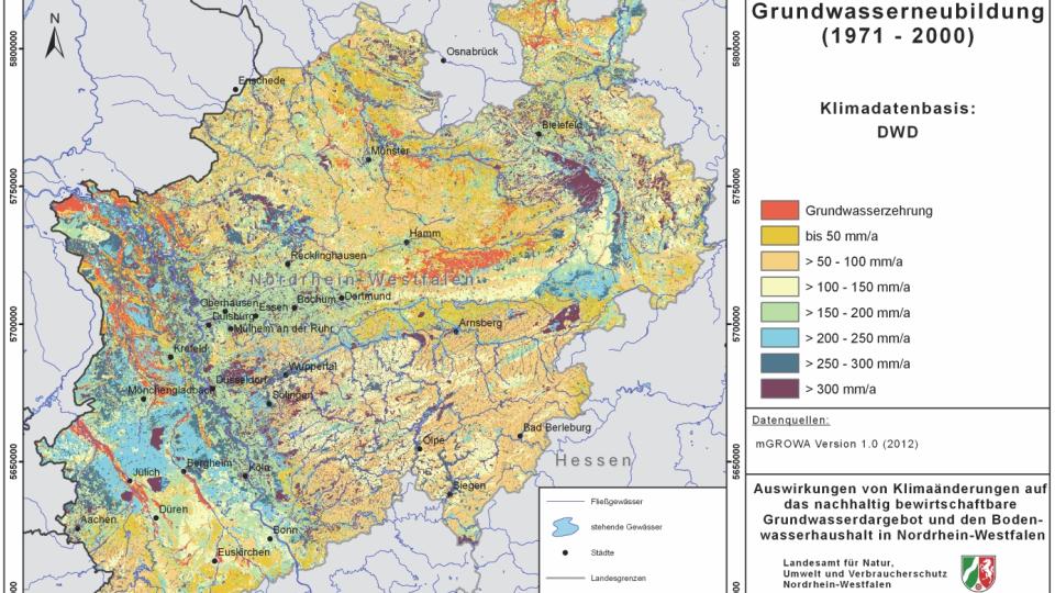 Die gezeigte Karte von NRW ist Abbildung 28 aus der Studie. Eine Grundwasserzehrung zeigt sich im Osten und im Zentrum von NRW. Gebiete mit einer Grundwasserneubildung zwischen mehr als 300 mm/Jahr bis 200 mm/Jahr liegen großflächiger im Westen von NRW, entlang des Rheins und im Osten.