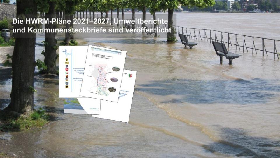 Collage: Foto überflutete Uferstraße, Bänke, Bäume, Absperrzaun, mit Titelseiten HWRM-Pläne