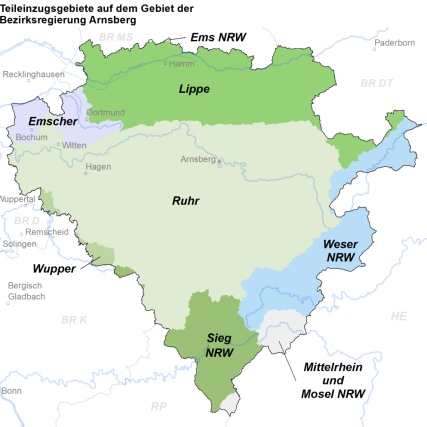 Die Karte zeigt die Lage der Teileinzugsgebiete innerhalb des Zuständigkeitsbereichs der Bezirksregierung Arnsberg. Im Nordwesten liegt das Einzugsgebiet der Emscher, im Norden der Lippe und 2 minimale Bereiche des Emseinzugsgebietes, unterhalb der Lippe ist der große Bereich des Ruhreinzugsgebietes, im Osten und Südosten liegt die Weser, im Süden die Sieg und zwei Bereiche von Mittelrhein/Mosel, ganz im Westen liegen kleine Bereiche des Wuppereinzugsgebietes.